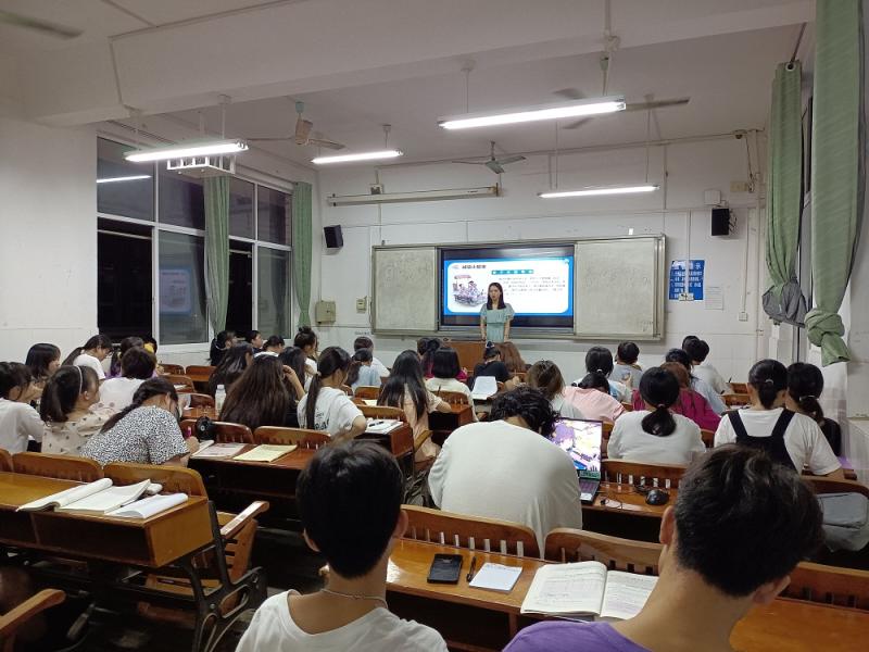 辅导员覃丰海开展班会中.jpg