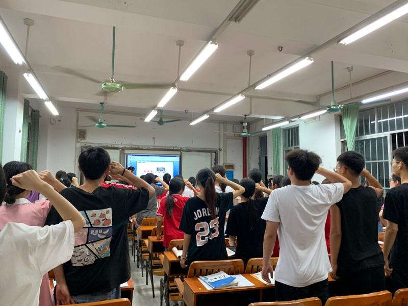 同学们在做诚信考试承诺.jpg