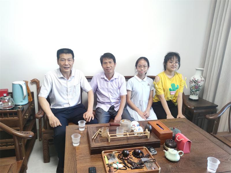 支部书记开展家访活动.jpg