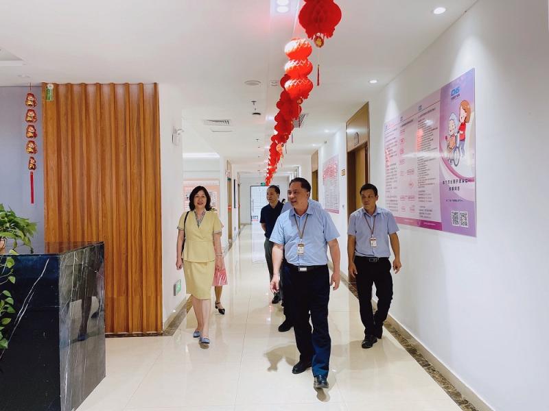 黄东院长一行人参观南宁市五象养老服务中心.jpg