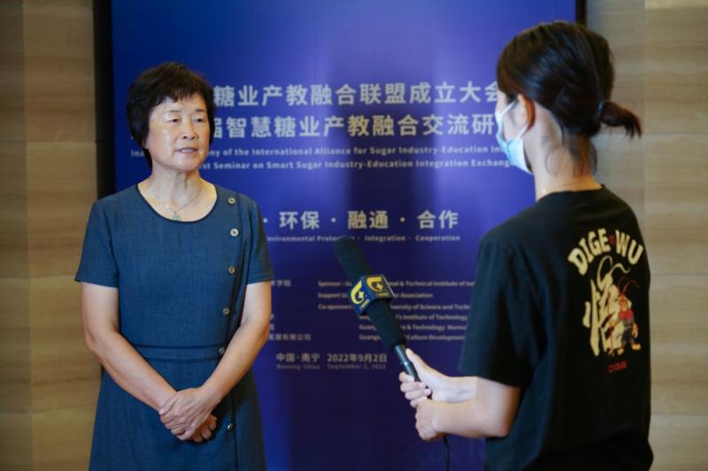 E:\u684c面\uff08校网）国际糖业产教联盟大会暨第一届智慧糖业产教融合交流研讨会在邕举行\u5e7f西电视台记者采访于淑娟.jpg