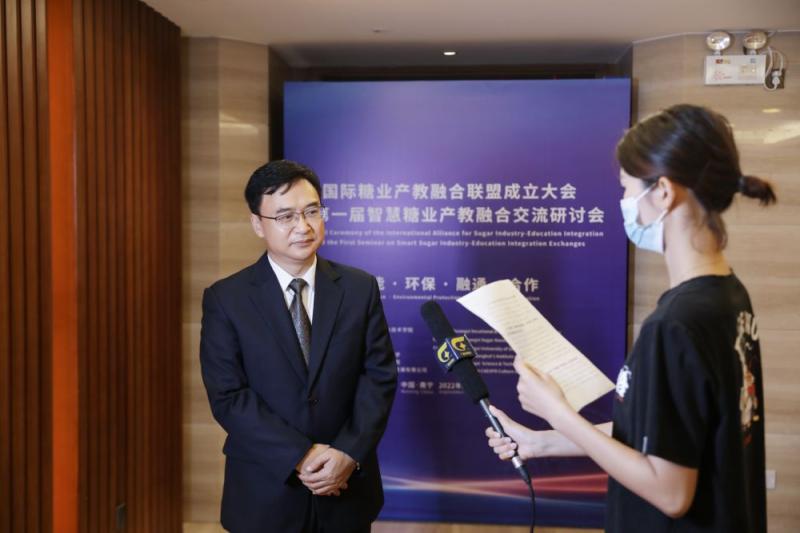E:\u684c面\uff08校网）国际糖业产教联盟大会暨第一届智慧糖业产教融合交流研讨会在邕举行\u5e7f西电视台记者采访邱镇林校长.jpg