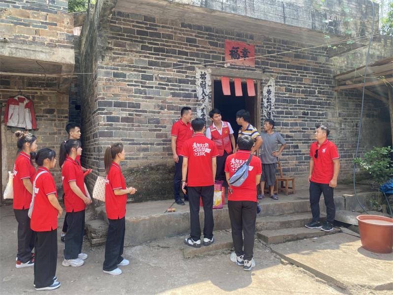 师生团队深入帮扶对象家中了解情况.jpg