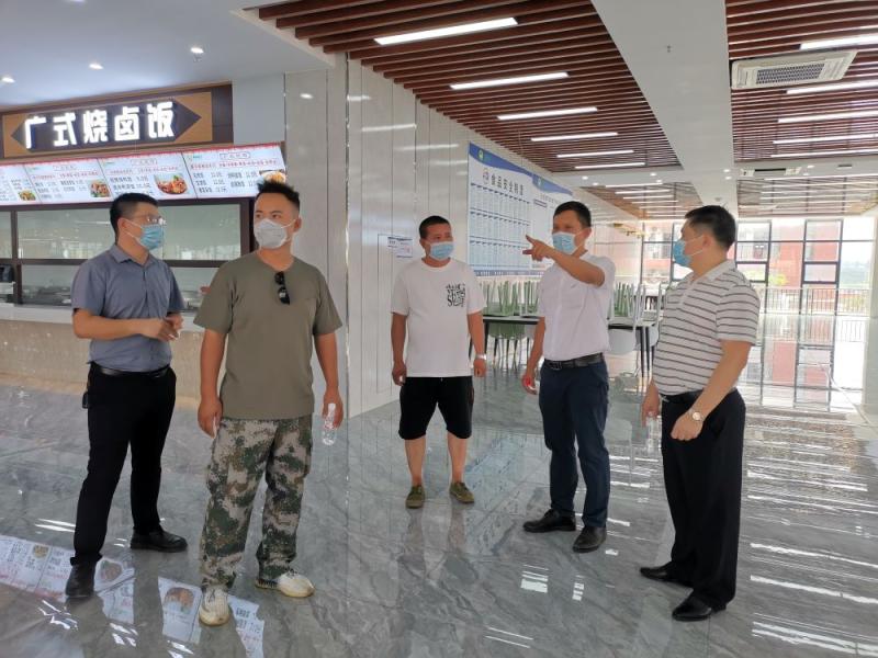 E:\u684c面\u540e勤保卫处党支部党员致力于新生接待服务工作\u5362俊带领洪基良、覃家靖同志检查桃李园餐厅供餐情况.jpg