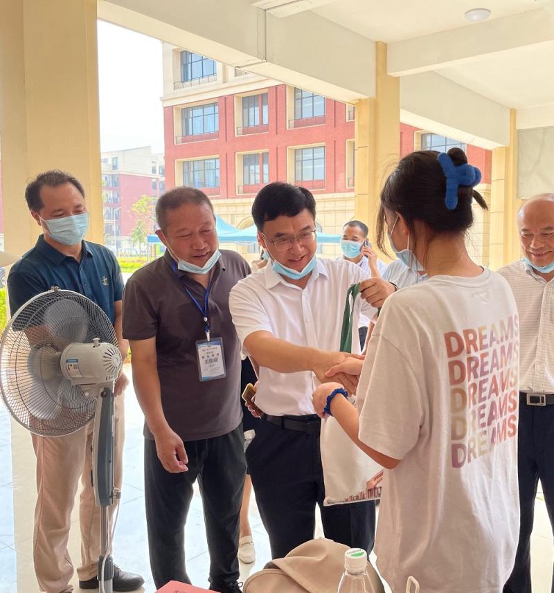 邱镇林校长勉励新同学.jpg