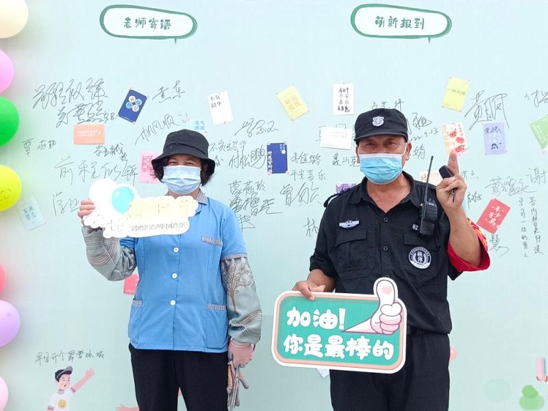 保安大叔和保洁阿姨为新生写寄语.jpg