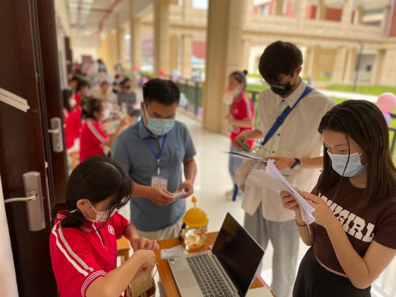 班主任、助班查验新生报到材料.jpg