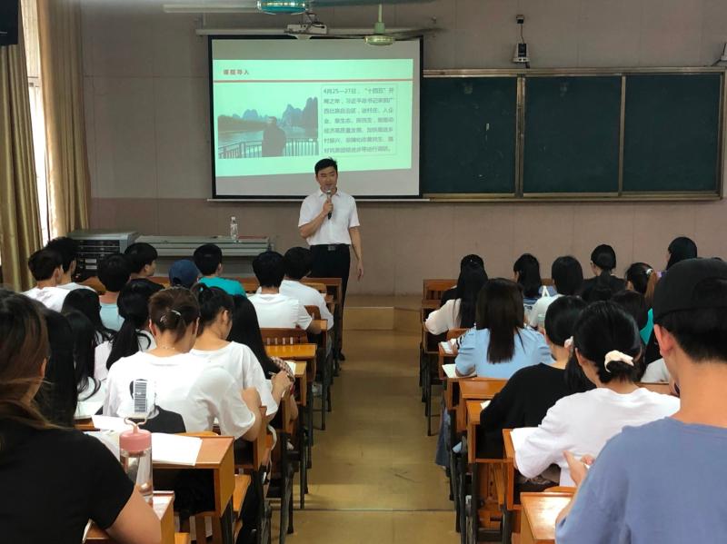 学校党委副书记罗生芳为学生讲授《形势与政策》课
