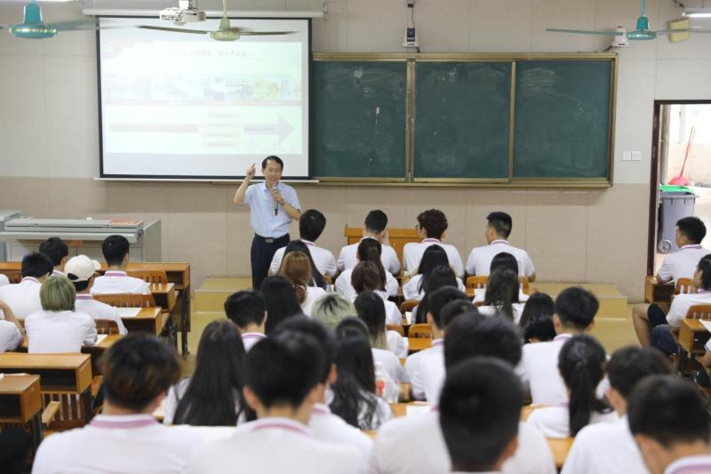 校党委书记韩志刚再次为学生讲授《形势与政策》课