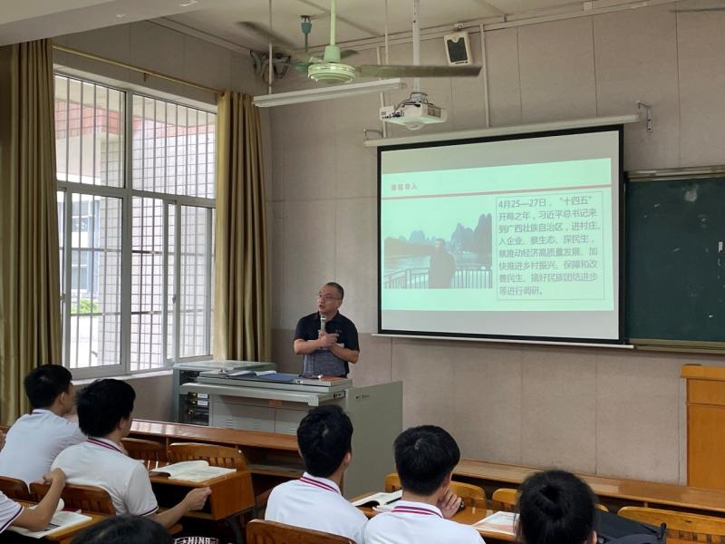 学校副校长卿臻教授走上讲台为学生讲授 《形势与政策》课