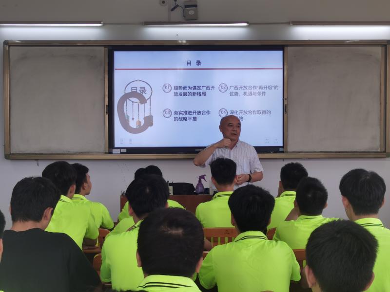 黄琼念副校长赴二校区为学生讲授《形势与政策》课
