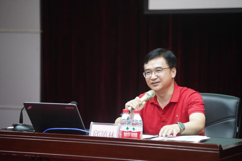 邱镇林校长再次为师生讲授《形势与政策》课