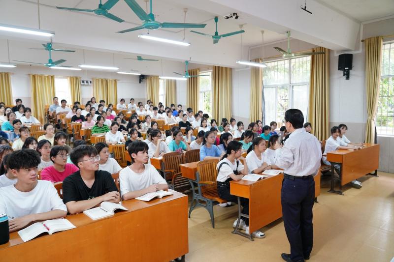学校党委书记韩志刚走进课堂，为学生讲授思政课