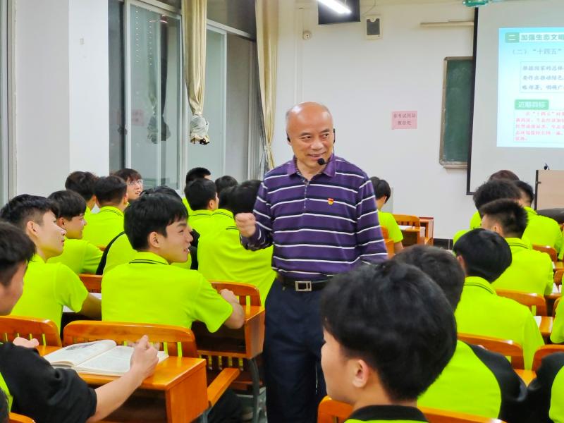 黄琼念副校长为学生讲授思政课