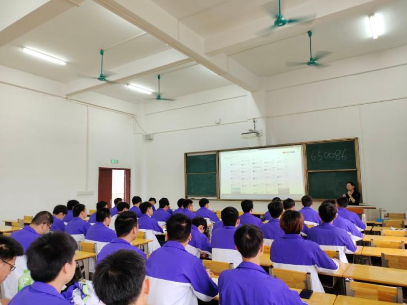 学校领导到三校区给学生讲授《形势与政策》课