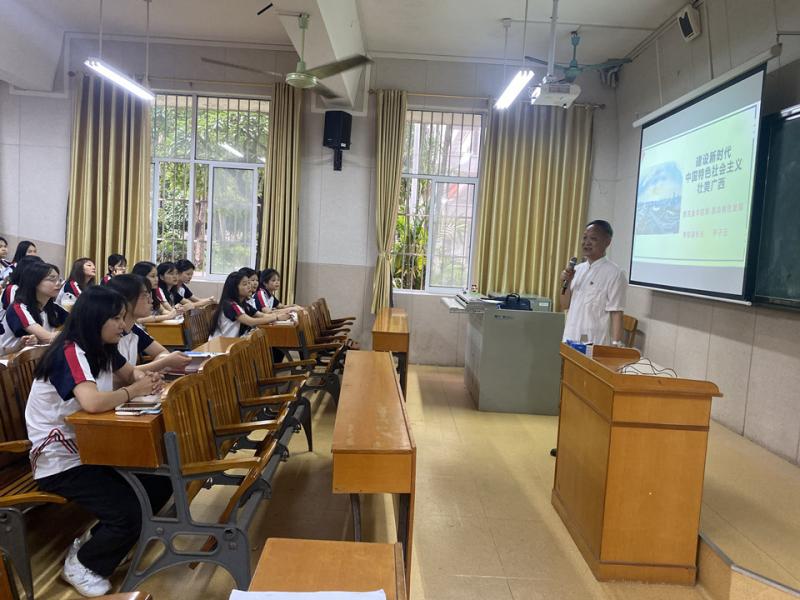 学校领导走进课堂为学生讲授《形势与政策》课