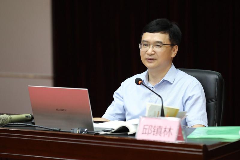 邱镇林校长为学生讲授《形势与政策》课