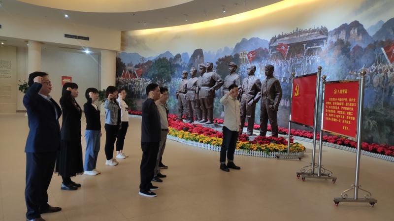 4党旗前重温入党誓词.jpg