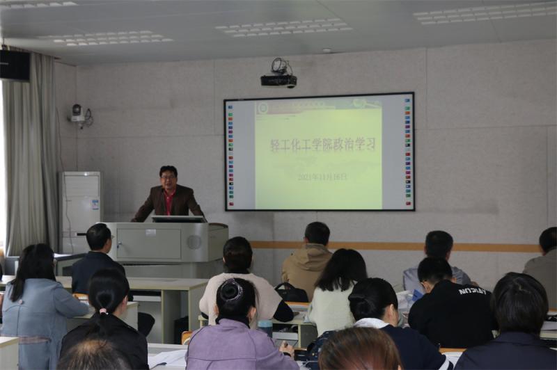 张立颖同志主持政治学习.jpg