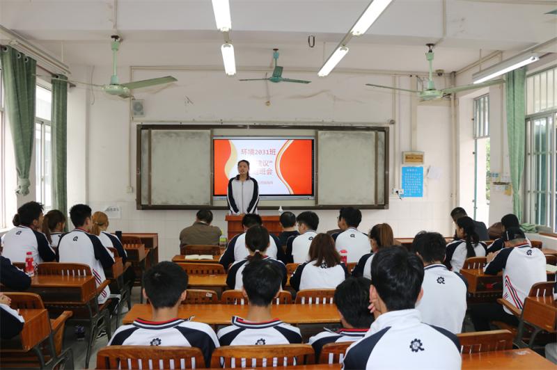 学校党委书记韩志刚到轻工化工学院 联系班级上党课