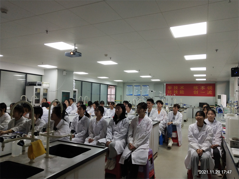 3食品加工技术2032班的同学们在认真上党课.jpg