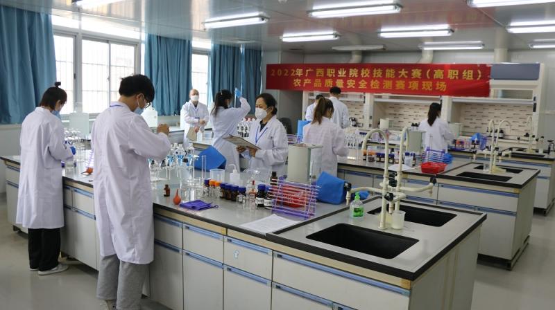 广西职业院校技能大赛总裁判长韩志刚教授深入赛场视察2022年广西职业院校技能大赛