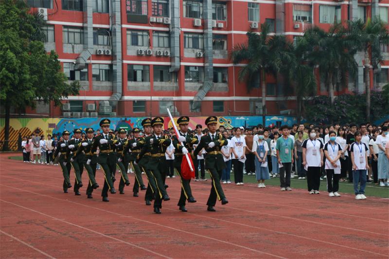 轻工化工学院举行“青春献礼党的二十大，强国有我新征程”升国旗仪式主题活动