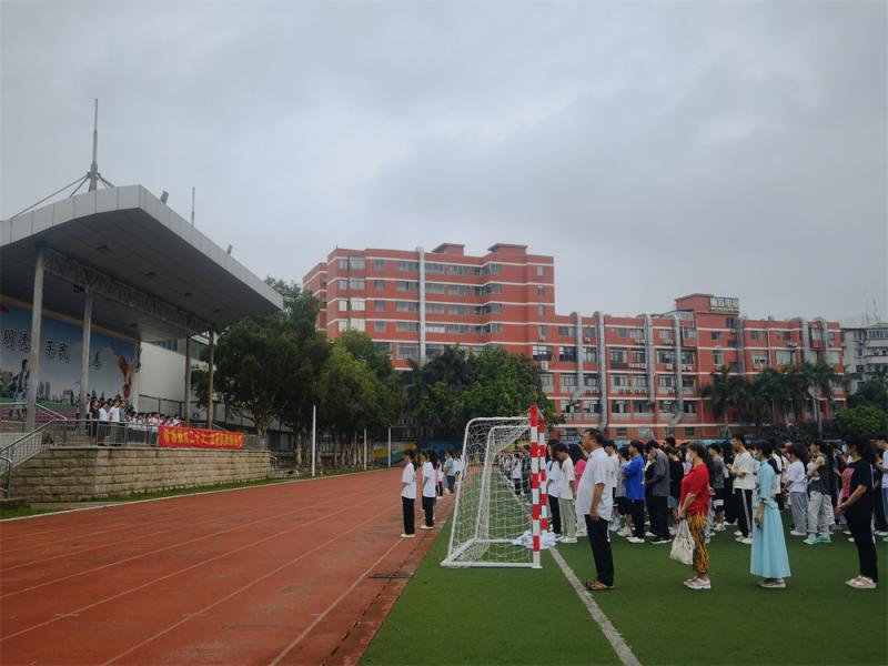 师生积极参加活动.jpg