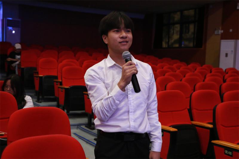 学生代表积极参与互动.jpg