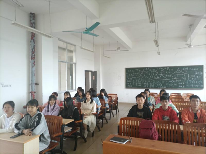 学生代表认真聆听党员陈容开教授的讲解.jpg