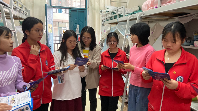 “防诈宣传进公寓•防范意识记心间”——幼师教育学院学生党支部开展党建进公寓活动