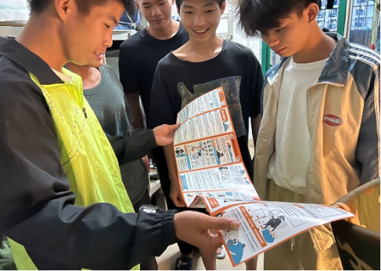 学生进宿舍宣传的情景（二）.png
