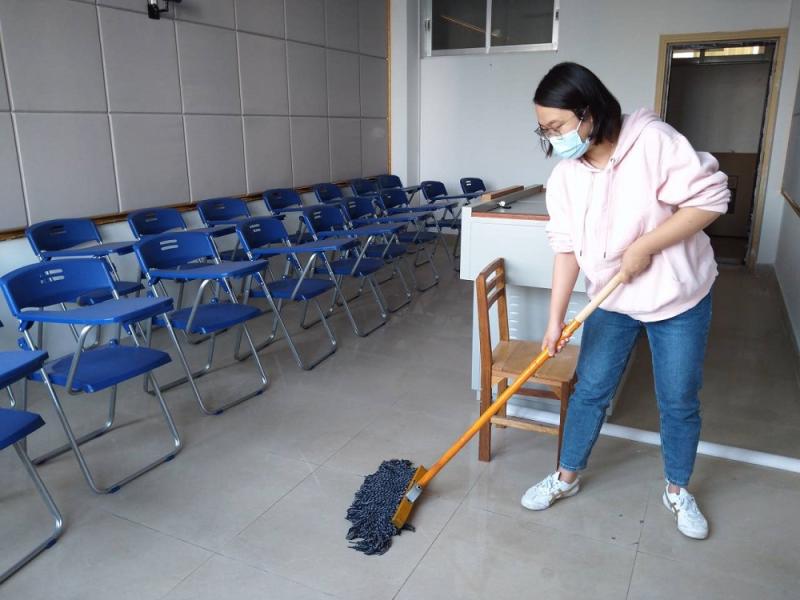 幼师教育学院教师二支部开展“服务师生，打扫实训室”主题党日活动