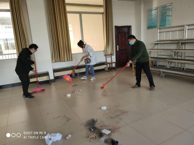 “美丽校园，党员先行”我院教师一支部开展清洁校园主题党日活动