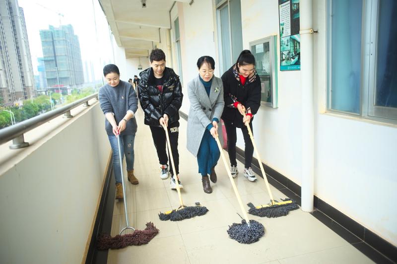 C:UsersAdministratorDesktop\u7f8e丽校园，党员先行 新闻稿\u7f8e丽校园，党员先行 新闻稿\u56fe2：清洁实训室外走廊等教学场所.jpg