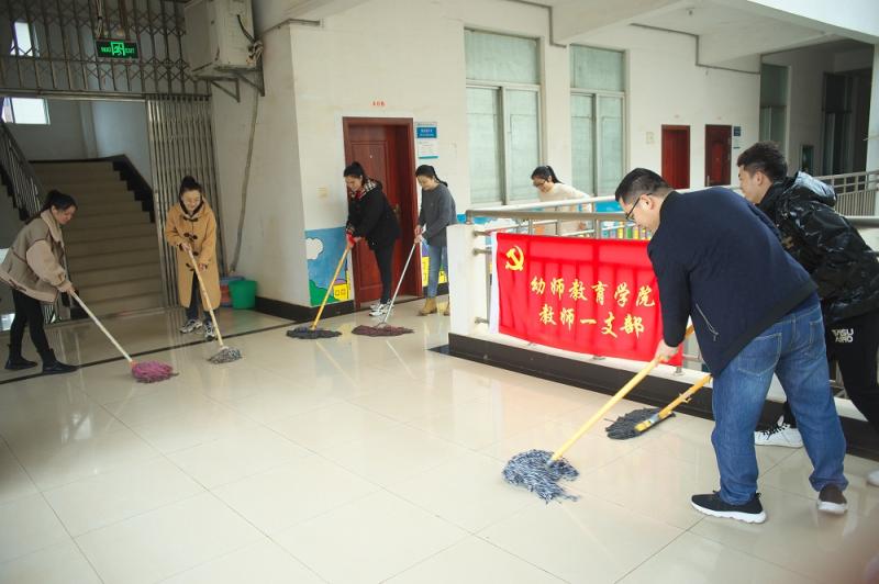 C:UsersAdministratorDesktop\u7f8e丽校园，党员先行 新闻稿\u7f8e丽校园，党员先行 新闻稿\u56fe3：党员同志团结合作，积极劳动.jpg