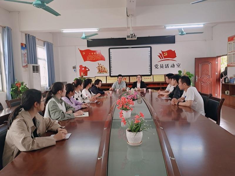 走访慰问实习生 亲切关怀暖人心——学院领导到港城街道中心小学走访慰问实习生