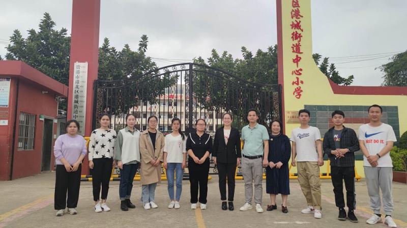 C:UsersAdministratorDesktop‚1.3.23幼师教育学院《走访慰问实习生 亲切关怀暖人心 ——学院领导到港城街道中心小学走访慰问实习生》.23 语文1833班黄文先 走访慰问实习生 温暖关怀暖人心\u56fe2：学院领导、老师与单位领导、实习生合影.jpg