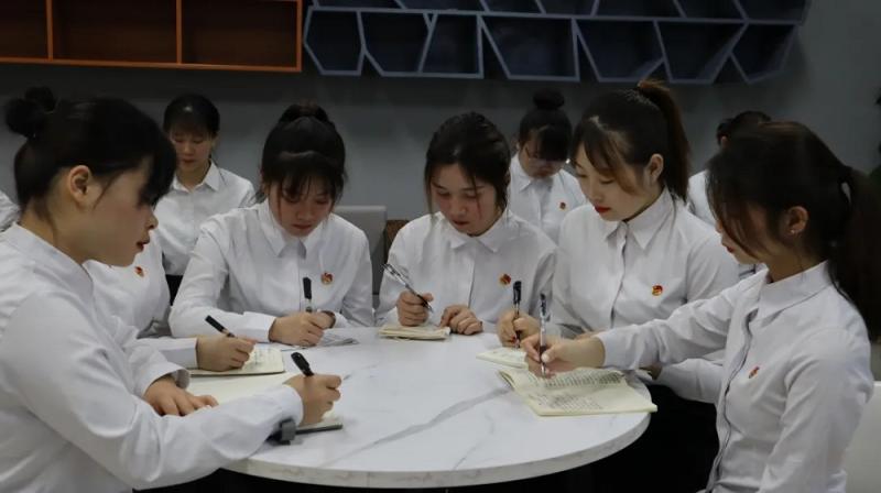 C:UsersAdministratorDesktop‚1.3.19幼师教育学院《幼师教育学院学习团史、团章“一学一做”做合格共青团员主题周末团课》\u5b66生干部正在思考和讨论.jpg