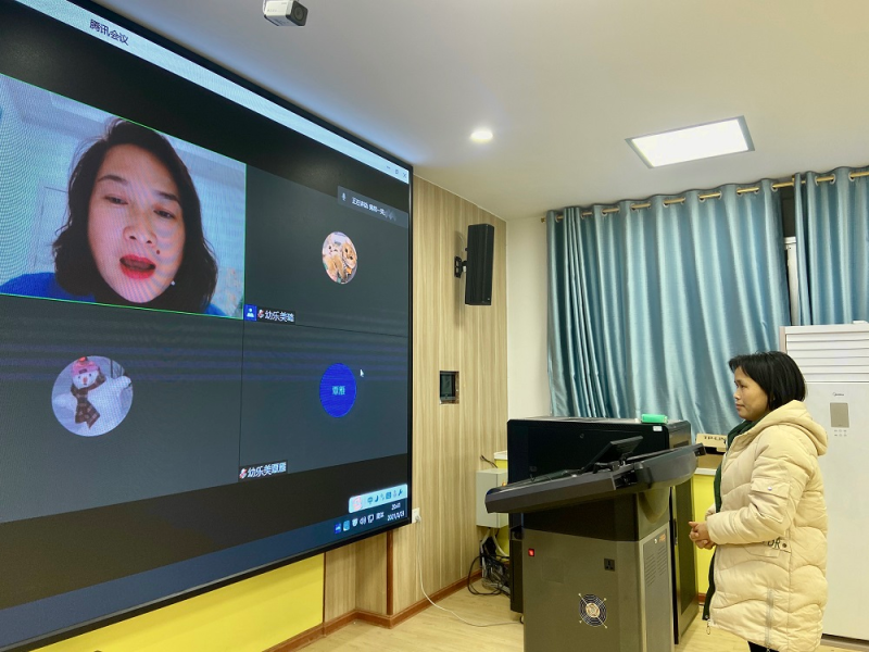 C:UsersAdministratorDesktop‚1.3.24幼师教育学院《全国职业院校技能大赛专家指导会》\u56fe2：我院带赛指导黄艳雁老师与韩教授请教问题.png