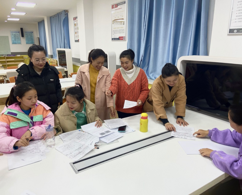 C:UsersAdministratorDesktop‚1.3.24幼师教育学院《全国职业院校技能大赛专家指导会》\u56fe3：带赛指导老师与参赛选手进行问题讨论.png