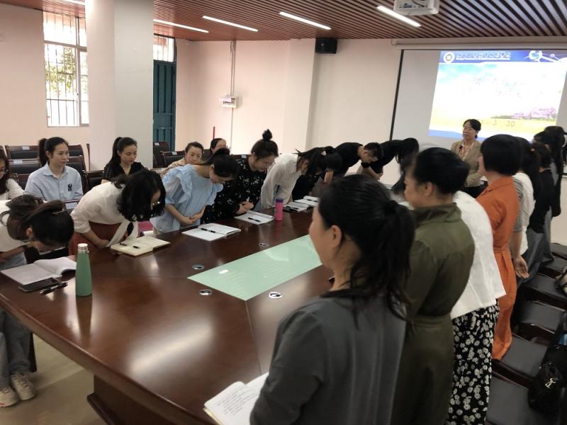 C:UsersAdministratorDesktop.31新进教师与导师见面会新闻稿\u56fe2：新进教师对导师行拜师礼.jpg