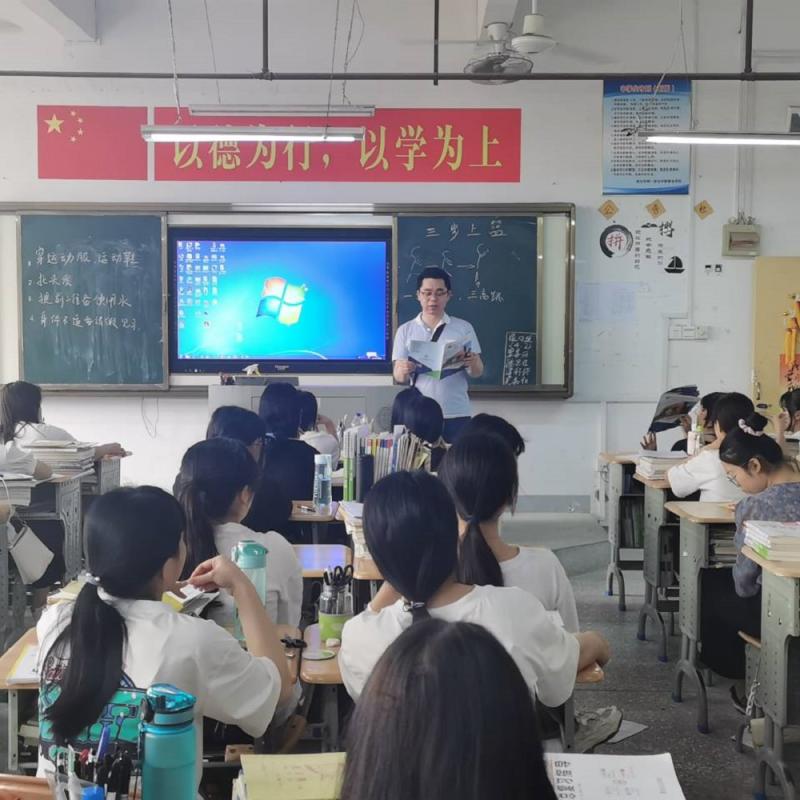 C:UsersAdministratorDesktop‚1.4.6幼师教育学院《幼师教育学院赴南宁、梧州开展招生宣传工作》\u56fe片五：招生宣传小组深入到梧州一职校的班级宣讲.jpg