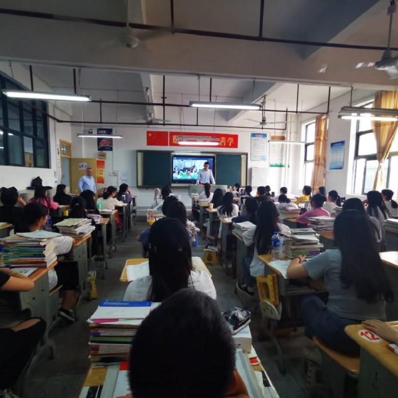 C:UsersAdministratorDesktop‚1.4.6幼师教育学院《幼师教育学院赴南宁、梧州开展招生宣传工作》\u56fe片四：招生宣传小组深入到梧州一职校班级宣讲.jpg