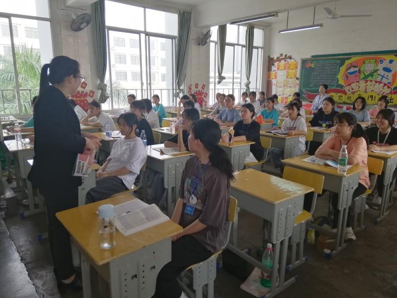 C:UsersAdministratorDesktop‚1.4.6幼师教育学院《幼师教育学院赴南宁、梧州开展招生宣传工作》\u56fe片二：招生宣传小组深入到广西工商学校的班级宣讲.jpg