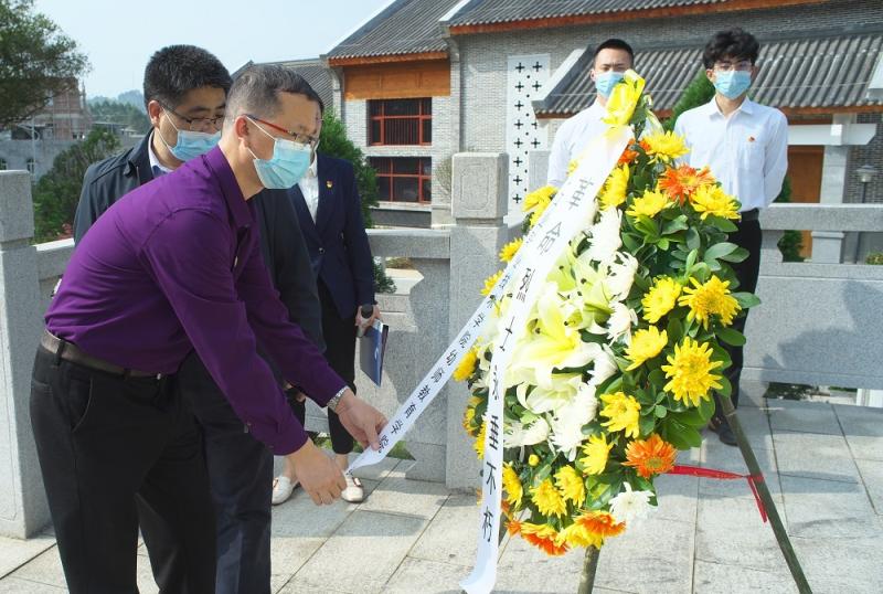 幼师教育学院教师一支部党员参加“重温革命历史.传承红色基因”清明祭扫英烈活动