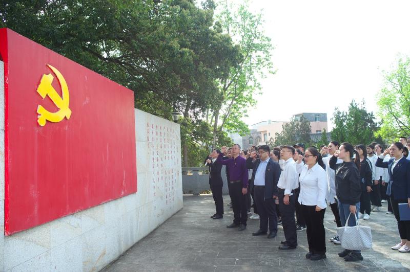C:UsersAdministratorDesktop‚1.4.8幼师教育学院《幼师教育学院教师一支部党员参加“重温革命历史.传承红色基因”清明祭扫英烈活动》\u56fe2：重温入党誓词.jpg