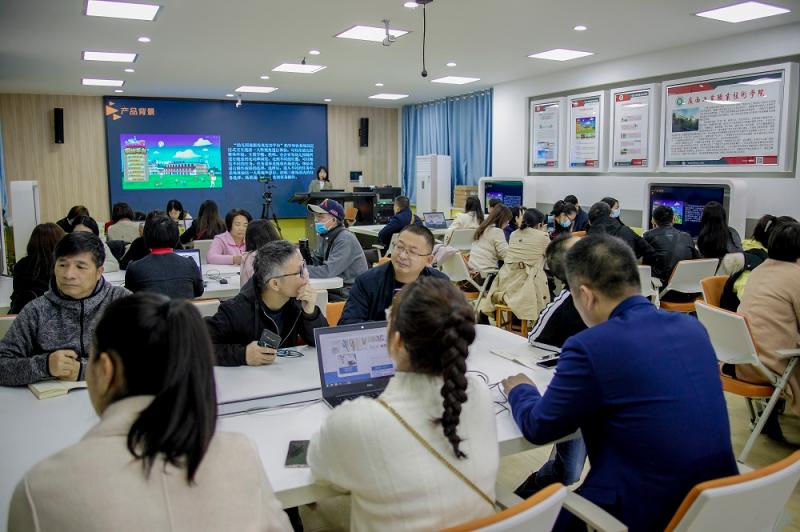 学院开展智慧实训室实践教学师资培训