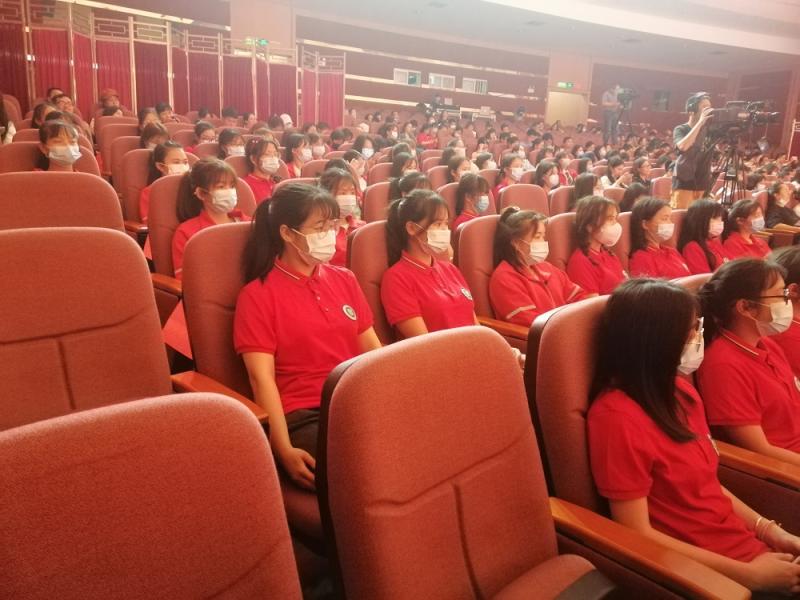 C:UsersAdministratorDesktop‚1.4.18幼师教育学院《幼师教育学院学生观看贵港市党委组织的青年歌手红歌大赛》\u56fe片2：学生认真聆听.jpg