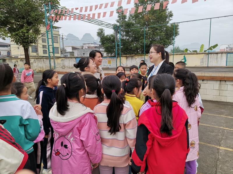 C:UsersAdministratorDesktop‚1.4.30幼师教育学院《幼师教育学院赴百色、河池开展实习检查工作》\u56fe4 林英副院长与单位指导老师了解学生情况.jpg